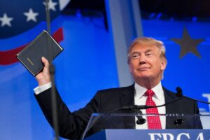 Trump ha fatto un bel profitto con le Bibbie a marchio Trump, ovvero il suo “libro preferito”