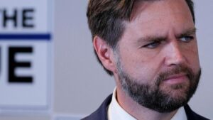 “C’è un guasto al portellone dell’aereo”. Atterraggio di emergenza per il charter di JD Vance
