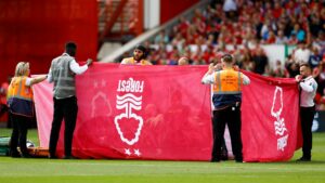 La partita di Premier League è stata rinviata a causa di un infortunio orribile: gli schermi sono stati posizionati intorno al giocatore