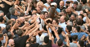 Palio di Siena, trionfa la contrada della Lupa con il fantino Dino Pes (il più anziano) e il cavallo (esordiente) Benitos