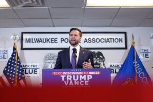 JD Vance difende ancora Donald Trump. Questa volta per gli insulti ai veterani.