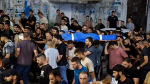 Guerra Israele-Hamas, le notizie di oggi. Nella notte raid di Israele su Gaza: 19 morti. Tra le vittime una donna e i suoi sei figli