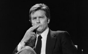 Giubbotto, sguardo e sigaretta lo stile irresistibile di Alain Delon