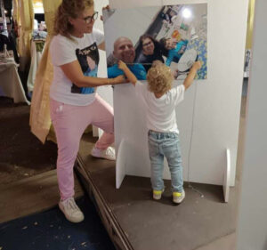 Il papà morto sul lavoro. E Viola abbraccia foto