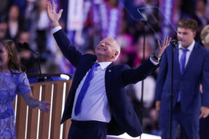 Usa 2024, Walz accetta la nomina a vicepresidente: ‘Harris pronto a guidare il Paese’