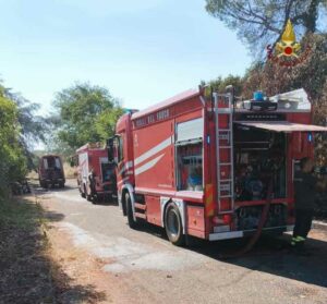 Maxirogo di sterpaglie a Roma, gravi 4 soccorritori