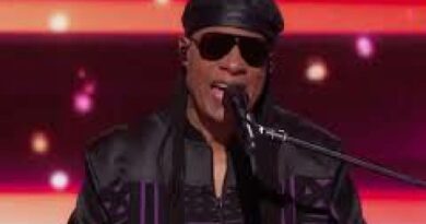 VIDEO: Stevie Wonder alla convention dem Usa trascina il pubblico con la sua “Higher Ground”