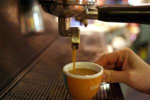 La tazzina di caffè al bar potrebbe arrivare a 2 euro