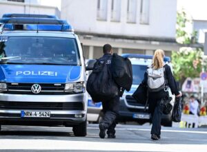 Germania: assalto con un coltello, 3 morti e 8 feriti. Continua la caccia all’attentatore