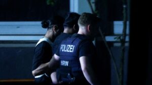 La polizia tedesca arresta il sospetto di un attacco mortale con coltello, mentre l’IS ne rivendica la responsabilità
