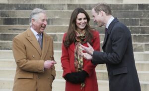 Kate Middleton si presenta a sorpresa in Scozia