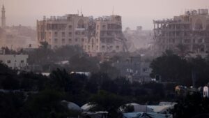 Guerra Israele – Hezbollah, le notizie di oggi. Raid e bombe su Gaza City, nove morti. Coloni israeliani sparano in un villaggio vicino a Betlemme. Pressing per la tregua