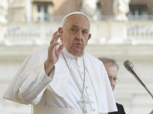 Il Papa loda le Ong e chiede frontiere aperte, ma ignora lo scopo politico dei “samaritani”
