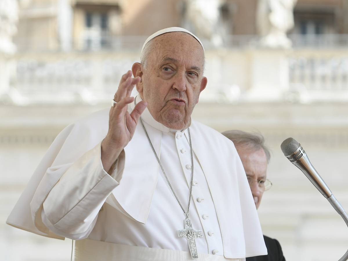 Il Papa loda le Ong e chiede frontiere aperte, ma ignora lo scopo politico dei “samaritani”