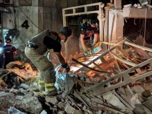Pioggia di droni ucraini sulla Russia: in fiamme serbatoi di petrolio. Mosca risponde con i missili