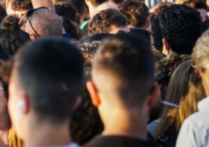 Istat, sesso sempre più precoce ma cala il ricorso agli aborti