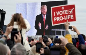 Trump dice che la sua strategia sull’aborto è “diritti degli Stati”, ma nemmeno lui la segue