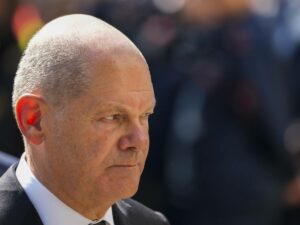 “Teneteli fuori dai governi”. Scholz invoca i patti anti-Afd per la Sassonia e la Turingia