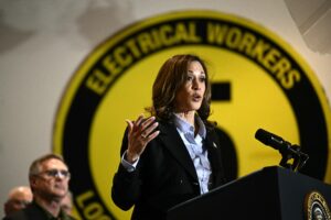 Come Kamala Harris affronta il finto populismo di Trump