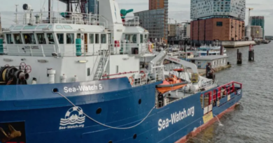 “Soccorso senza permesso”. E scatta il blocco per la Sea Watch 5