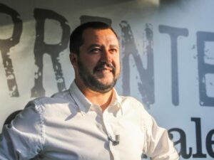 “Via la cittadinanza per chi commette gravi reati”. La risposta di Salvini allo ius scholae