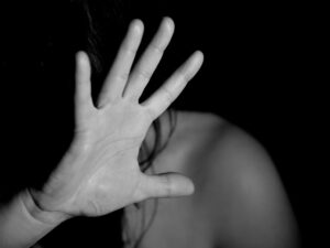 Uccide la moglie davanti ai figli: in manette un 54enne delle Marche