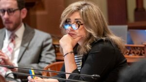 L’assistente di una senatrice ha subito lesioni alla schiena e all’anca mentre veniva costretta a compiere atti sessuali su di lei, sostiene la causa