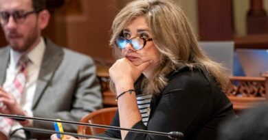 L’assistente di una senatrice ha subito lesioni alla schiena e all’anca mentre veniva costretta a compiere atti sessuali su di lei, sostiene la causa