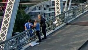 Jon Bon Jovi aiuta una donna “sconvolta” ad allontanarsi dal cornicione del ponte di Nashville