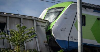 Treno esce dai binari a Milano, tre feriti