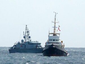 “Salvato dai migranti”. Quel legame tra il prete della Ong e il centro sociale occupato