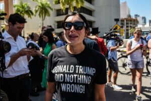Trump difende la relazione con l’estremista di destra che secondo Marjorie Taylor Greene è “estremamente razzista”