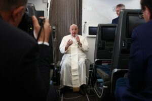 Papa Francesco pensa che gli americani debbano scegliere il “male minore”, critica Trump e Harris