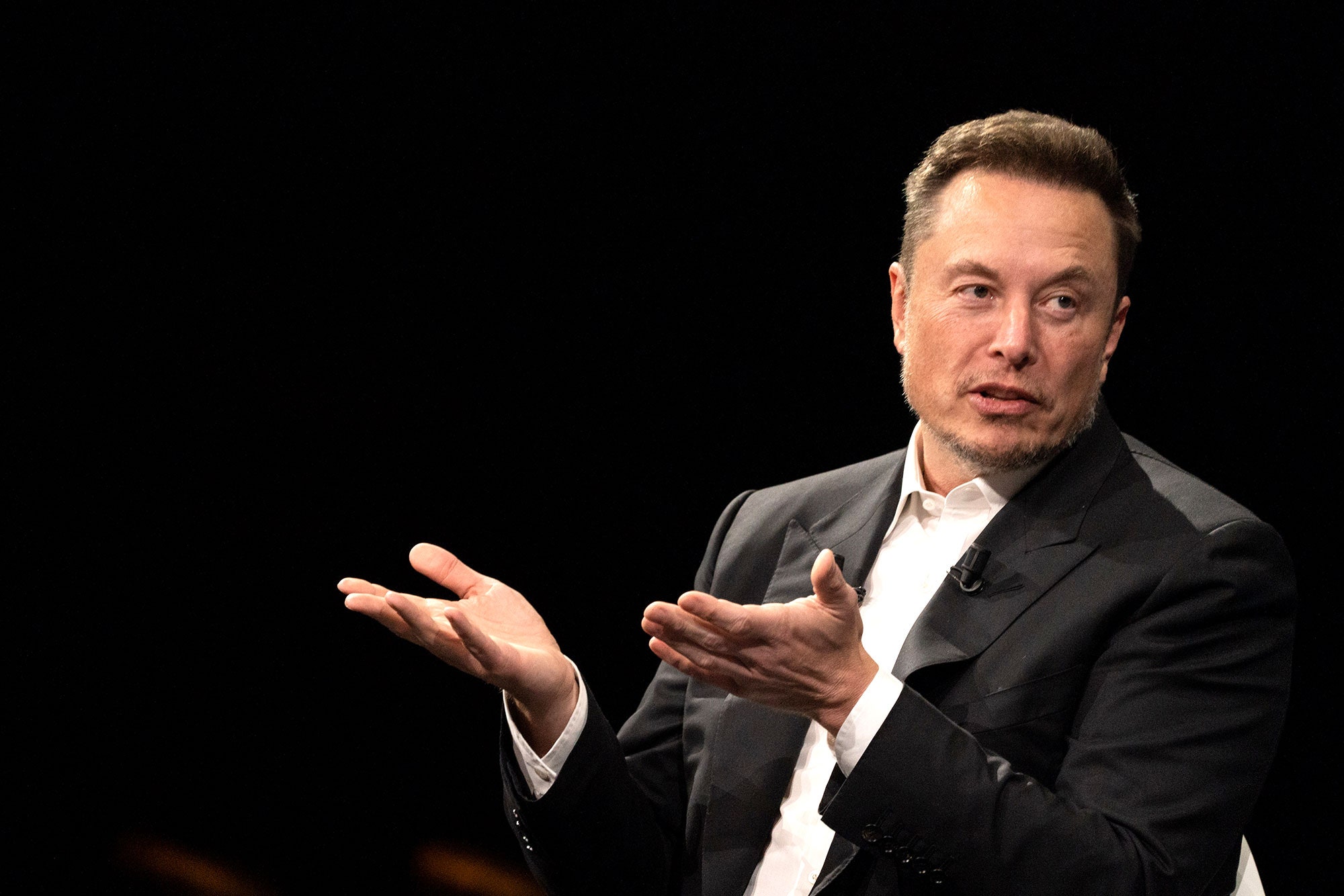 Elon Musk insiste che la “battuta” in cui si fa notare che nessuno ha tentato di assassinare Biden o Harris sarebbe stata molto più divertente se contestualizzata