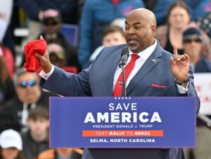 Mark Robinson, appoggiato da Trump per la carica di governatore della Carolina del Nord, si è definito un “nazista nero”, ha appoggiato la schiavitù e ha descritto lo spionaggio delle donne nelle docce pubbliche nei commenti di un forum porno: Rapporto