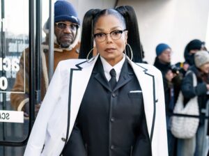 In mezzo alla battaglia contro la muffa nera, Janet Jackson si interroga sulla razza di Kamala Harris