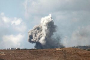 Nuovi raid, “nel mirino il numero 3 di Hezbollah”. Israele: “Attaccati 1.100 obiettivi”. Beirut: “356 morti, tra cui 24 bambini”
