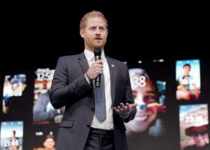Il principe Harry dice che i suoi figli, Archie e Lilibet, sono sulla schermata di blocco del suo telefono