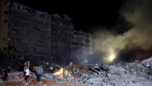 Israele sferra un attacco massiccio su Beirut, con il leader di Hezbollah come obiettivo sospetto