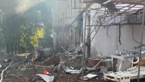 Guerra Ucraina – Russia, le notizie di oggi: Raid russo su Sumy, colpito un ospedale: “Sei morti”. Mosca protesta per l’ingresso di un altro reporter italiano nel Kursk