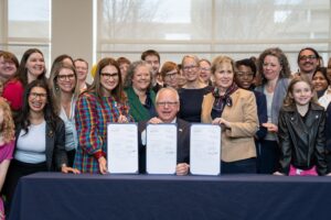 Tim Walz dovrebbe portare le ricevute sulle posizioni antiabortiste di JD Vance al dibattito per la candidatura a vicepresidente