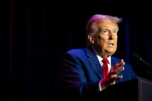 Trump torna ancora una volta agli attacchi personali, definendo Harris “mentalmente disabile”, mentre alcuni repubblicani trasaliscono