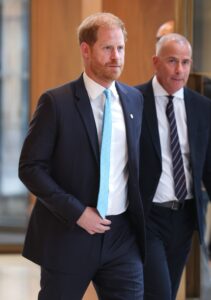 Il principe Harry definisce la paternità una “montagna russa emotiva”, suscitando cenni d’intesa in tutto il mondo
