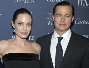 Tra Angelina Jolie e Brad Pitt è tornata la pace? L’attrice paparazzata mentre firma il poster con il volto del suo ex marito
