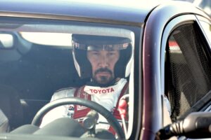 Keanu Reeves sfreccia sul circuito di Indy 500