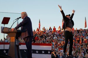 Elon Musk salta letteralmente di gioia per sostenere Donald Trump
