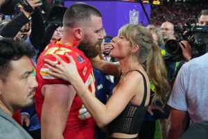 Taylor Swift tornerà alle partite dei Chiefs, Travis Kelce lo dice ai tifosi