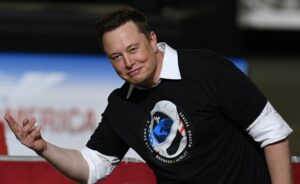 Elon Musk sta letteralmente ostacolando gli sforzi per soccorrere l’uragano