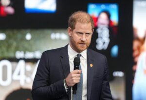 Il principe Harry dice che lo smartphone “ruba l’infanzia ai giovani”