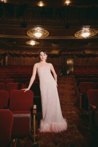 Zoey Deutch, Katie Holmes, Jim Parsons e la produzione stellare di Our Town